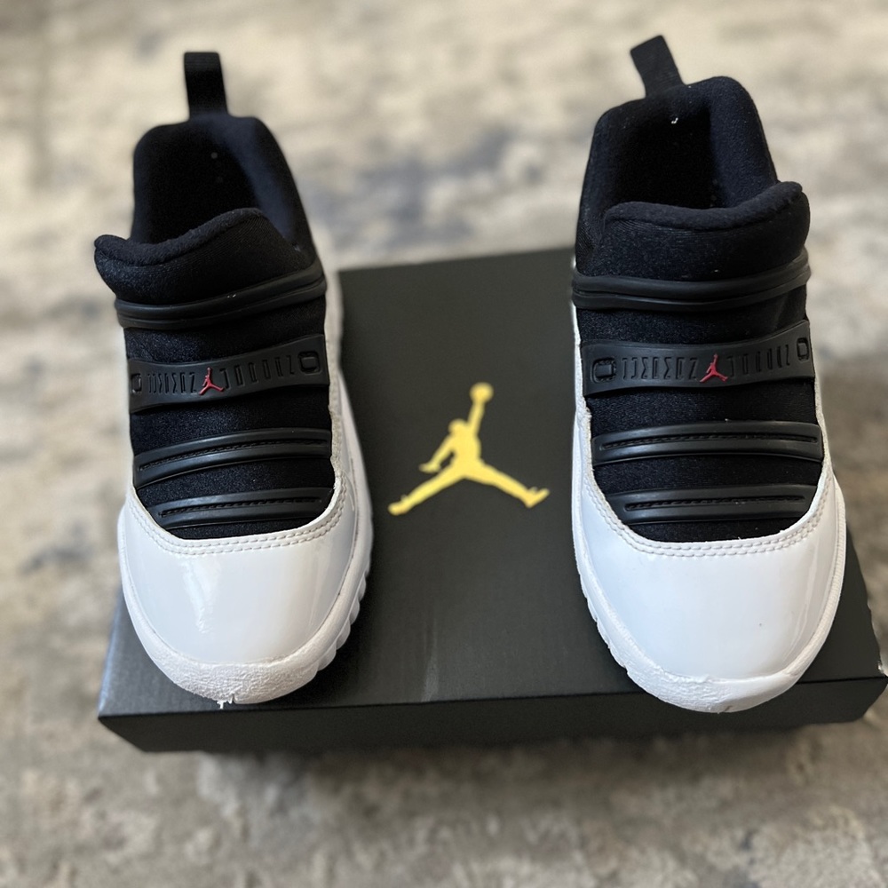 Jordan 11 Retro Little Flex TD Size 10 toddler Black/ True Red-White Excellent!